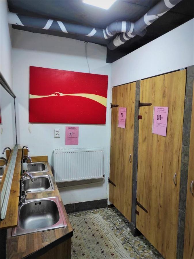 Bern Hostel คีชีเนา ภายนอก รูปภาพ